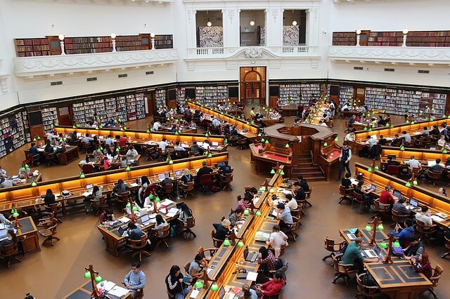 Bibliothek mit lernenden Studenten