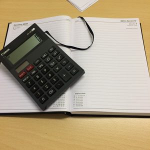 Taschenrechner mit Kalender auf dem Schreibtisch