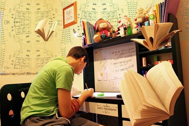 Student lernt im Wohnzimmer Studienfach finden
